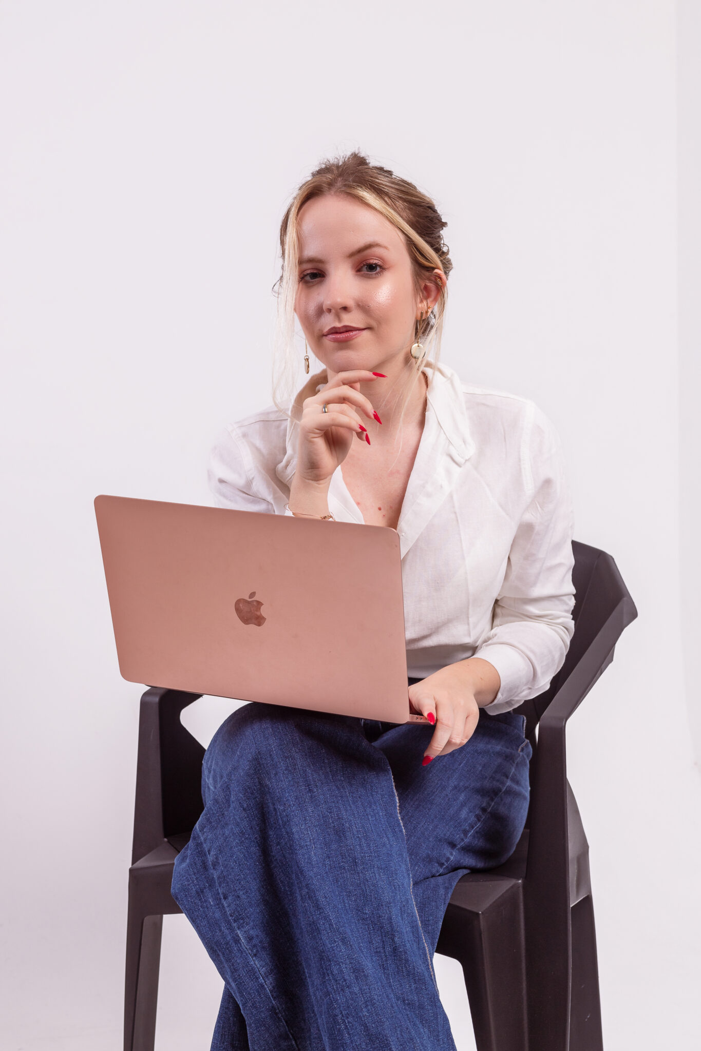 Lori Ottoni, designer, com seu notebook.